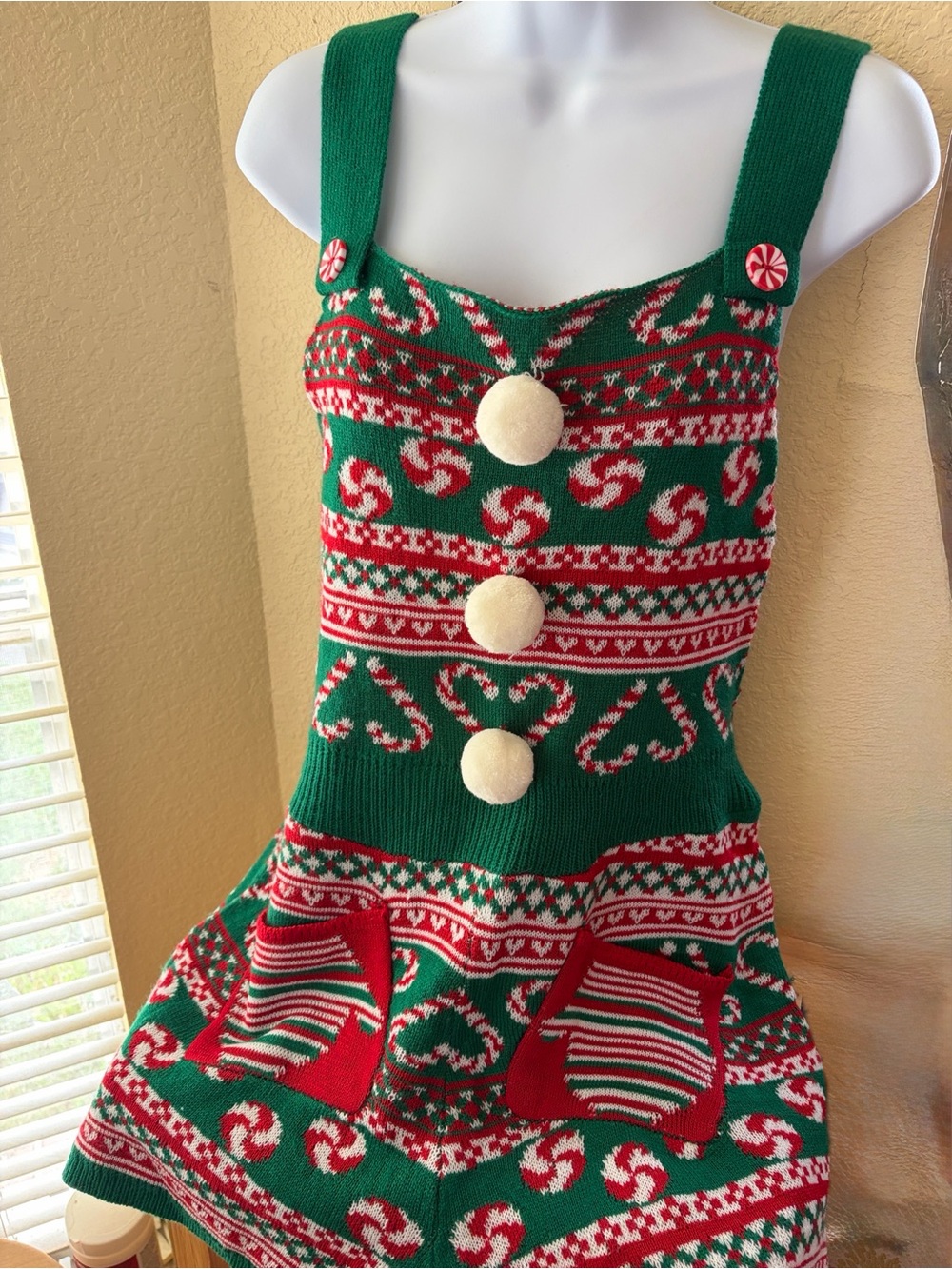 No Boundaries Christmas Candy Cane Knit shorts romper Size Large, EUC